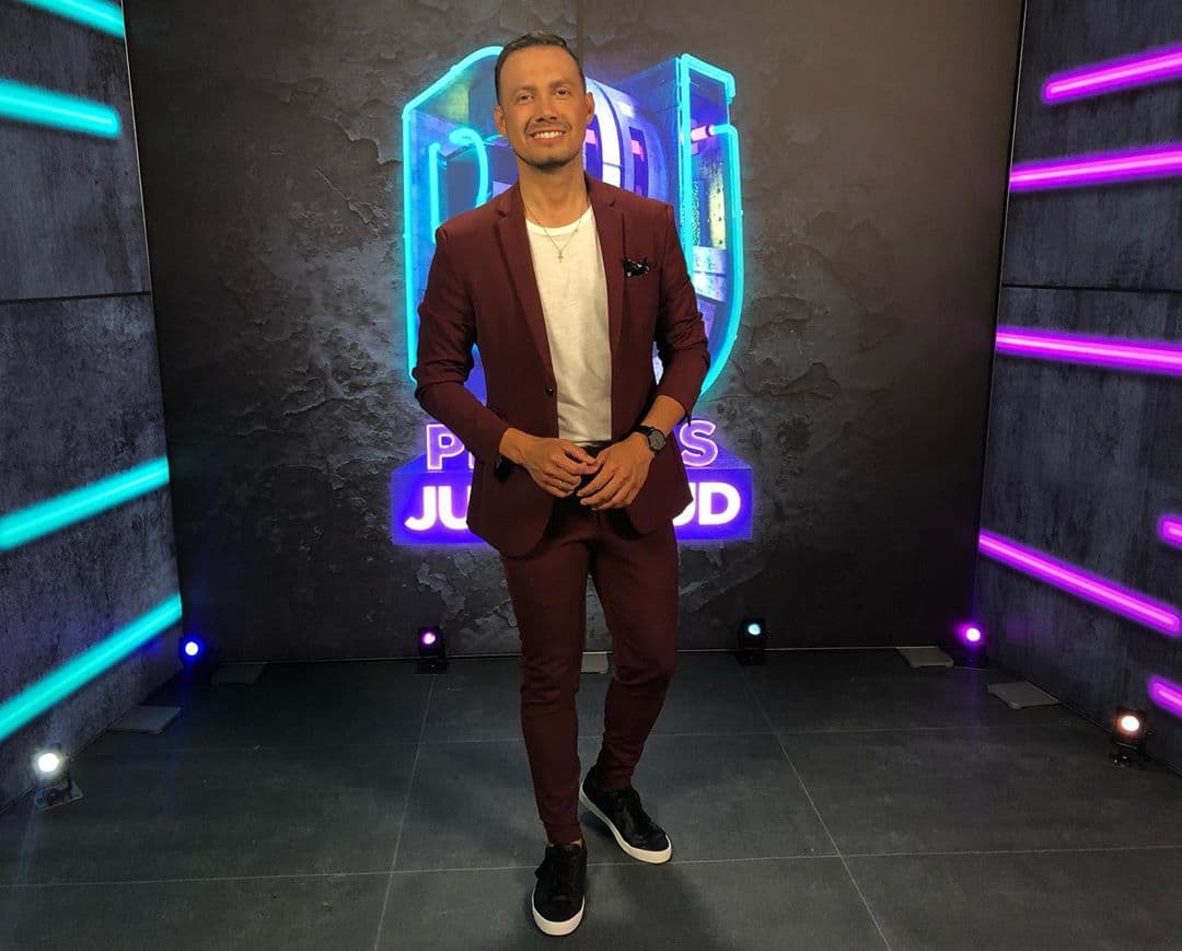 Luis Sandoval tuvo la oportunidad de recibir a los famosos nominados y a los que estarían en el escenario, por lo que no dudó en portar un traje casual color vino que lo hiciera destacar junto a las figuras más importantes del espectáculo.
<br>