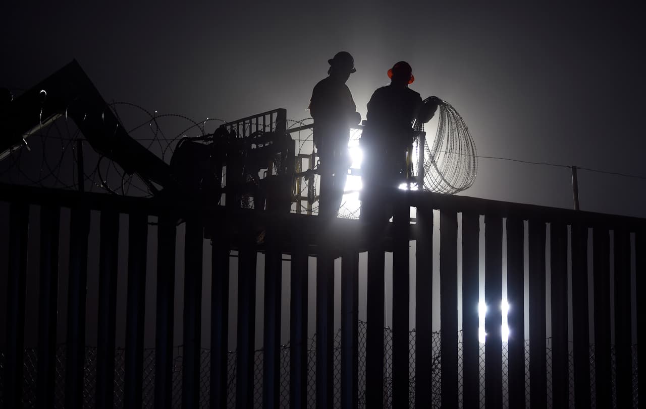 Durante la noche trabajadores reforzaron el tope de la valla fronteriza en el Parque de la Amistad en Tijuana. Decenas de migrantes decidieron pasar la noche en el parque.