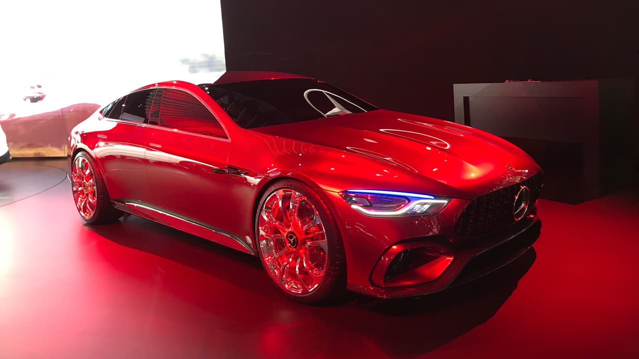 <b>Mercedes-Benz</b> trajo entre su enorme baúl de equipaje al 
<b><a href="http://www.univision.com/noticias/mercedes-amg/mercedes-amg-presenta-su-primer-diseno-de-cuatro-puertas-en-ginebra-fotos" target="_blank">Mercedes-AMG GT Concept</a></b>, el primer 4 puertas concebido y ejecutado por Mercedes-AMG. Aunque esta maqueta no contaba con una cabina interior su hermosa carrocería luce lista para ser producida.
