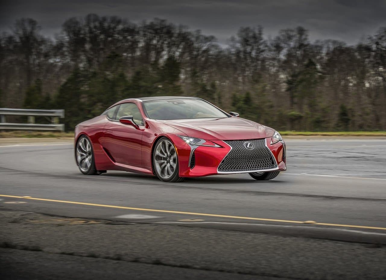 <b>Potencia acorde a su estilo agresivo</b>
<br>
<br>De nada sirve tener un carro con una apariencia deportiva si a la hora de desempeñarse sobre el asfalto deja un vacío. El Lexus LC 500 cumple en este aspecto gracias a su motor V8 de 5.0 litros con el que produce 471 caballos de fuerza y 398 lb-pie de torque y que envía a sus llantas traseras a través de una transmisión automática de 10 velocidades. En la prueba de 0 a 60 mph (98 km/h), este deportivo es capaz de lograr un registro de 4.4 segundos.