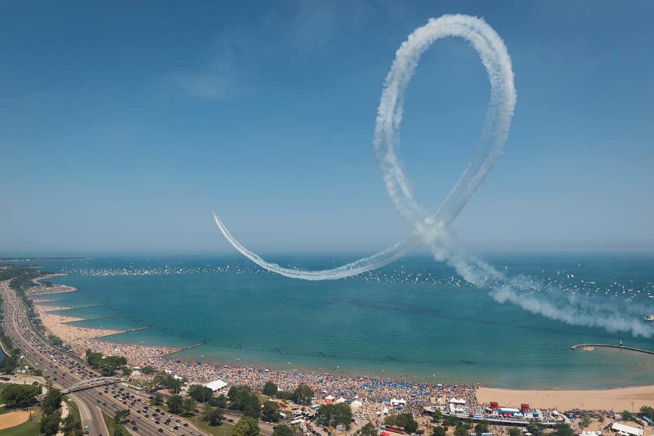 Conocido como el “Warthog”, el A-10 realiza giros cerrados y pasadas bajas que exhiben su resistencia y maniobrabilidad.
<br>
<br>