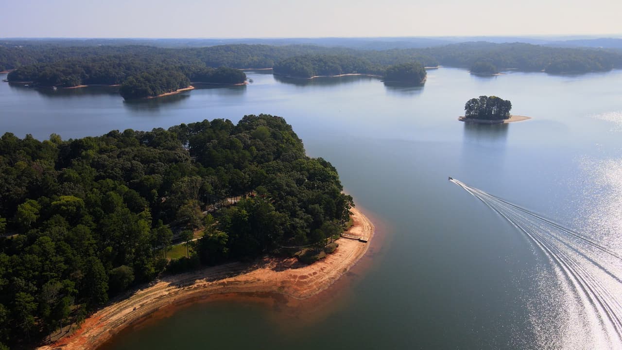 Con sus 393 acres, Tugaloo invita a sus visitantes a vivir varias aventuras al aire libre.