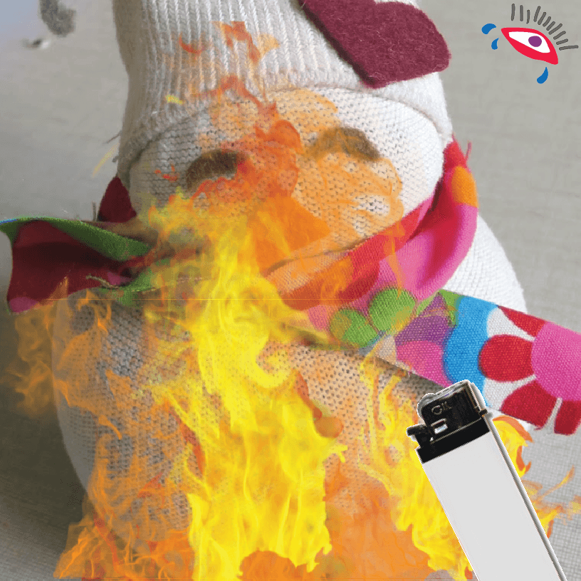 Quítale el gorrito y con el encendedor quema en su totalidad al mono