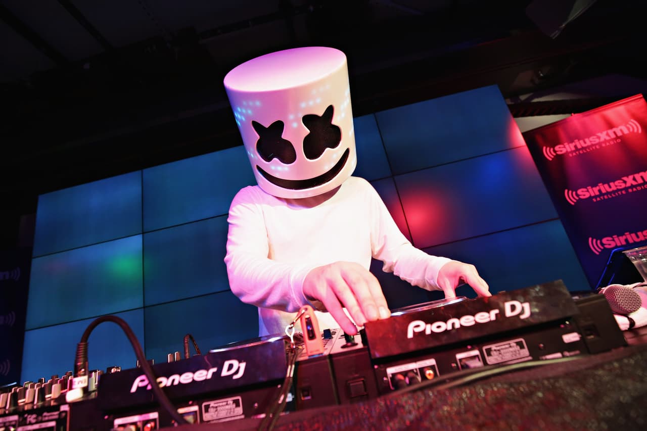 En tan solo 4 años, el nombre de 
<b>Marshmello</b> se volvió muy reconocido en el mundo de la música electrónica. Empezó su carrera al poner mixes de canciones en su SoundCloud en el 2015 y ganó la atención de varios artistas de la música EDM. Hoy en día ha colaborado en canciones con Justin Bieber, Selena Gómez y Kane Brown. 
<br>
<br>Sus canciones más populares son: “Happier” (ft. Bastille), “Silence” (ft. Khalid), y “Wolves” (ft. Selena Gómez). 
<br>
<br>
<b>Marshmello se presentará por primera vez en el Rodeo de Houston el viernes 20 de marzo. </b>
<br>