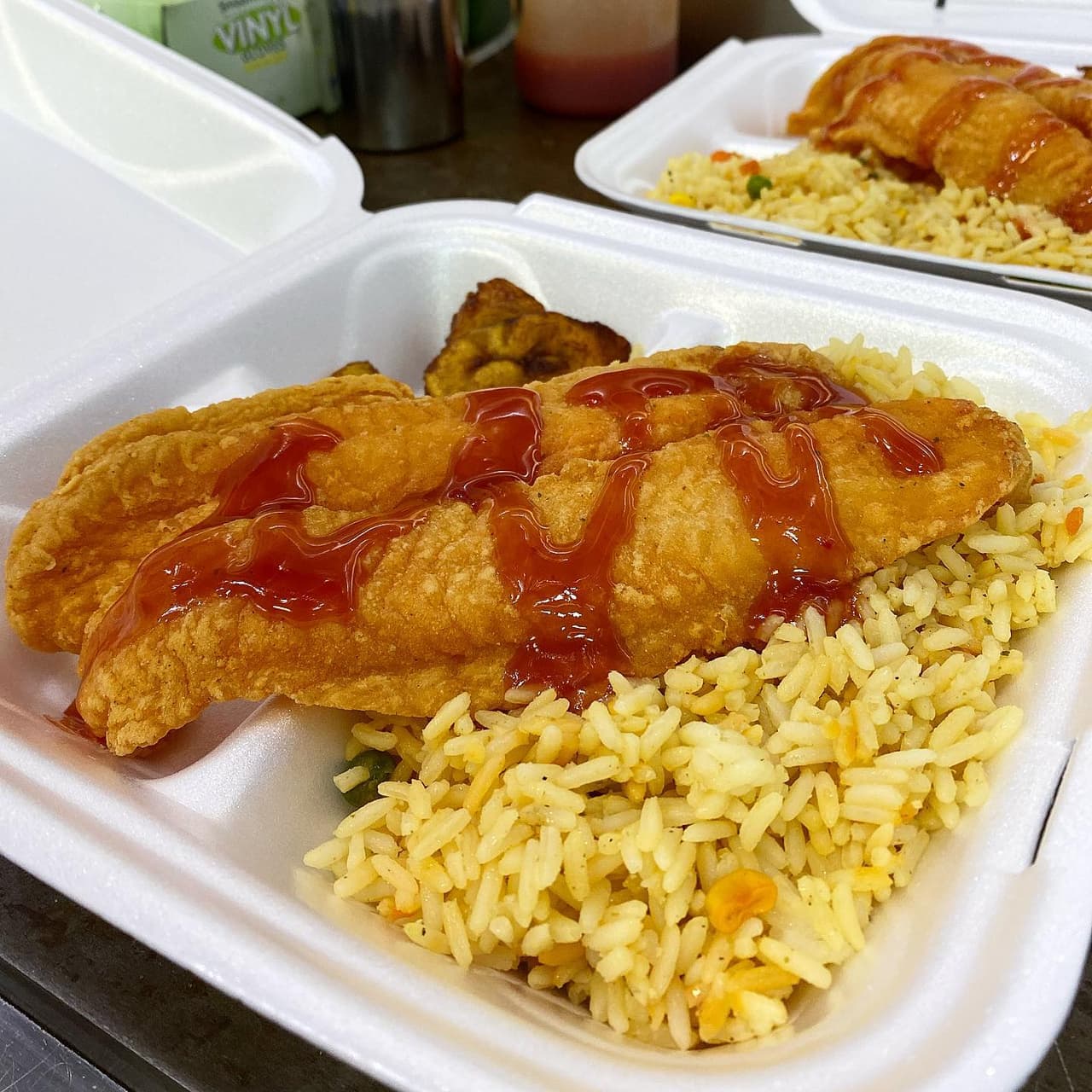 <b>Lucki’s Delight</b>
<br>Dirección: 1417 Hwy 138 Conyers, GA 30013
<br>Teléfono: (404) 914-7338
<br>
<b><a href="https://www.yelp.com/map/lucki-s-delight-conyers">Cómo llegar</a></b>
<br>
<br>Una usuaria de Yelp dijo: “¡Este lugar es increíble! La comida es buena y el servicio es genial. Son los mejores platos dobles que he probado y las costillas a la jamaiquina y el pollo están fuera de este mundo. Definitivamente regresaría. Vale la pena”.