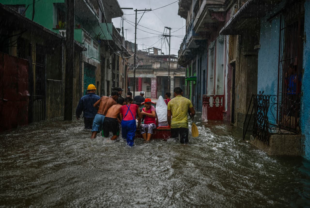 Muchos carros quedaron varados en medio de la calle.