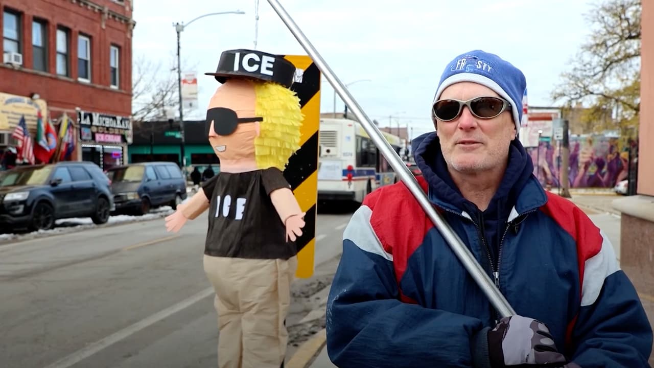 "Lo que está pasando es inhumano”: manifestante en Chicago protesta contra ICE con una piñata