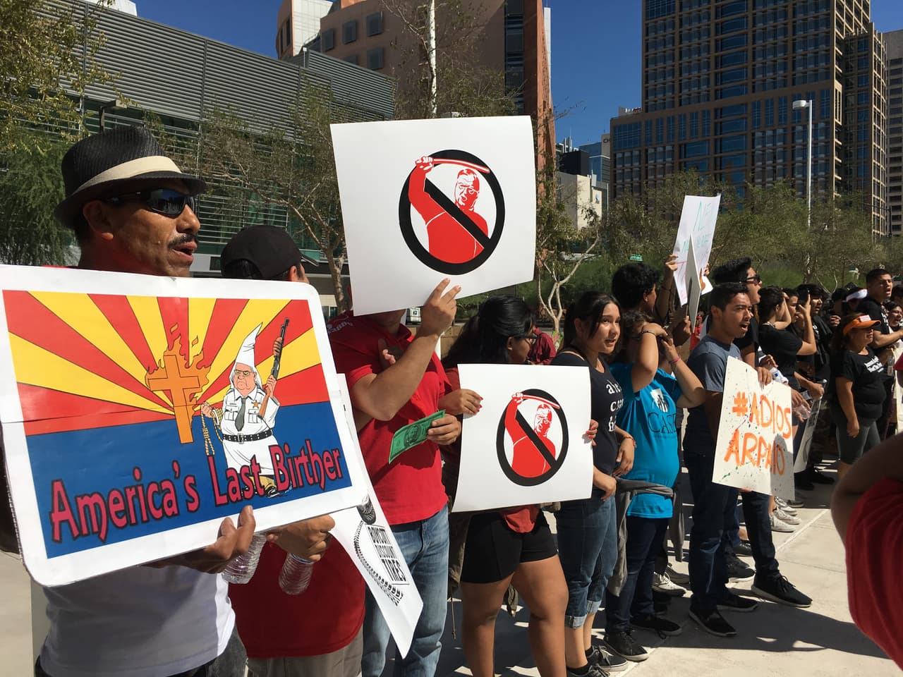 Activistas protestan a las afueras de la corte en contra del sheriff Joe Arpaio