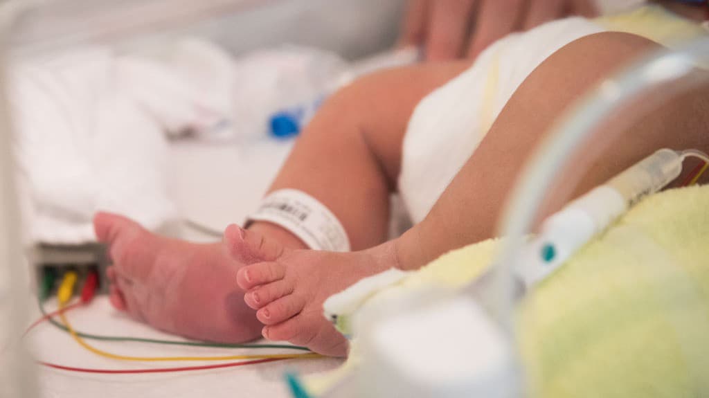 Madre de bebé muerto tras poner fentanilo en su leche es acusada de homicidio con agravantes