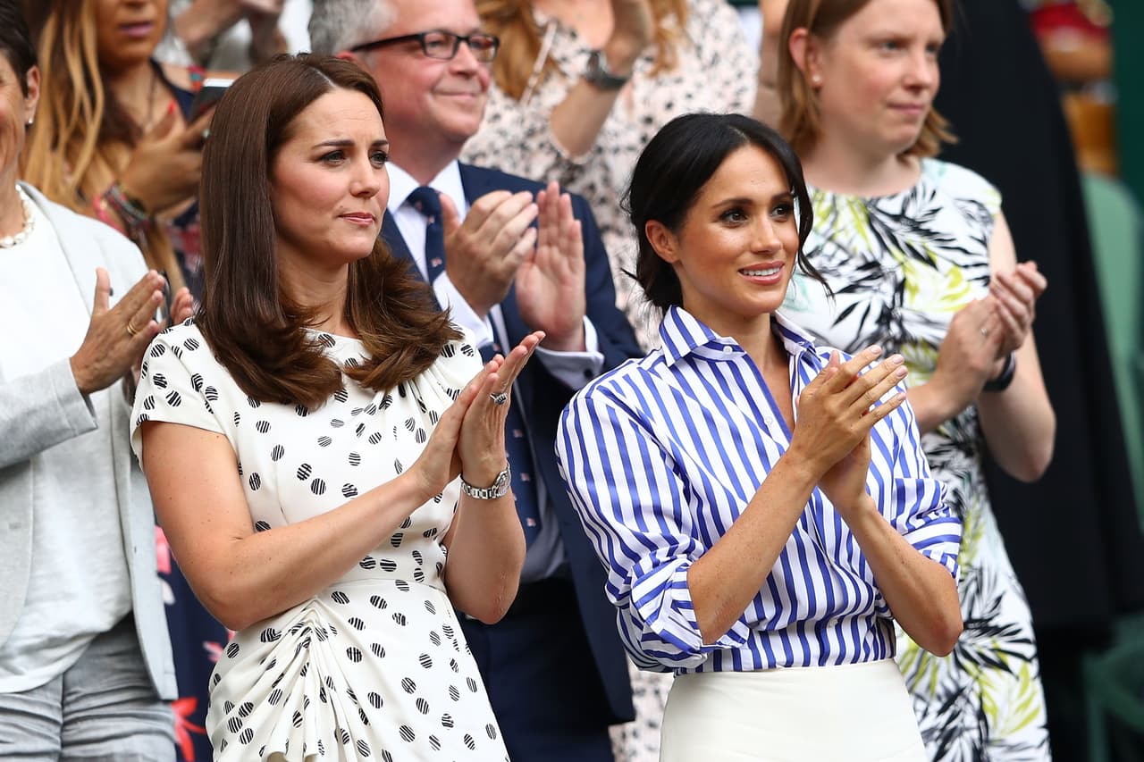 Por su parte Meghan, eligió un estilo casual predominantemente del diseñador estadounidense Ralph Lauren. Un guiño de especial significado ya que su primera asistencia a Wimbledon, hace dos años como invitada de la marca, fue el momento donde concertaron su primera cita a ciegas con Harry.