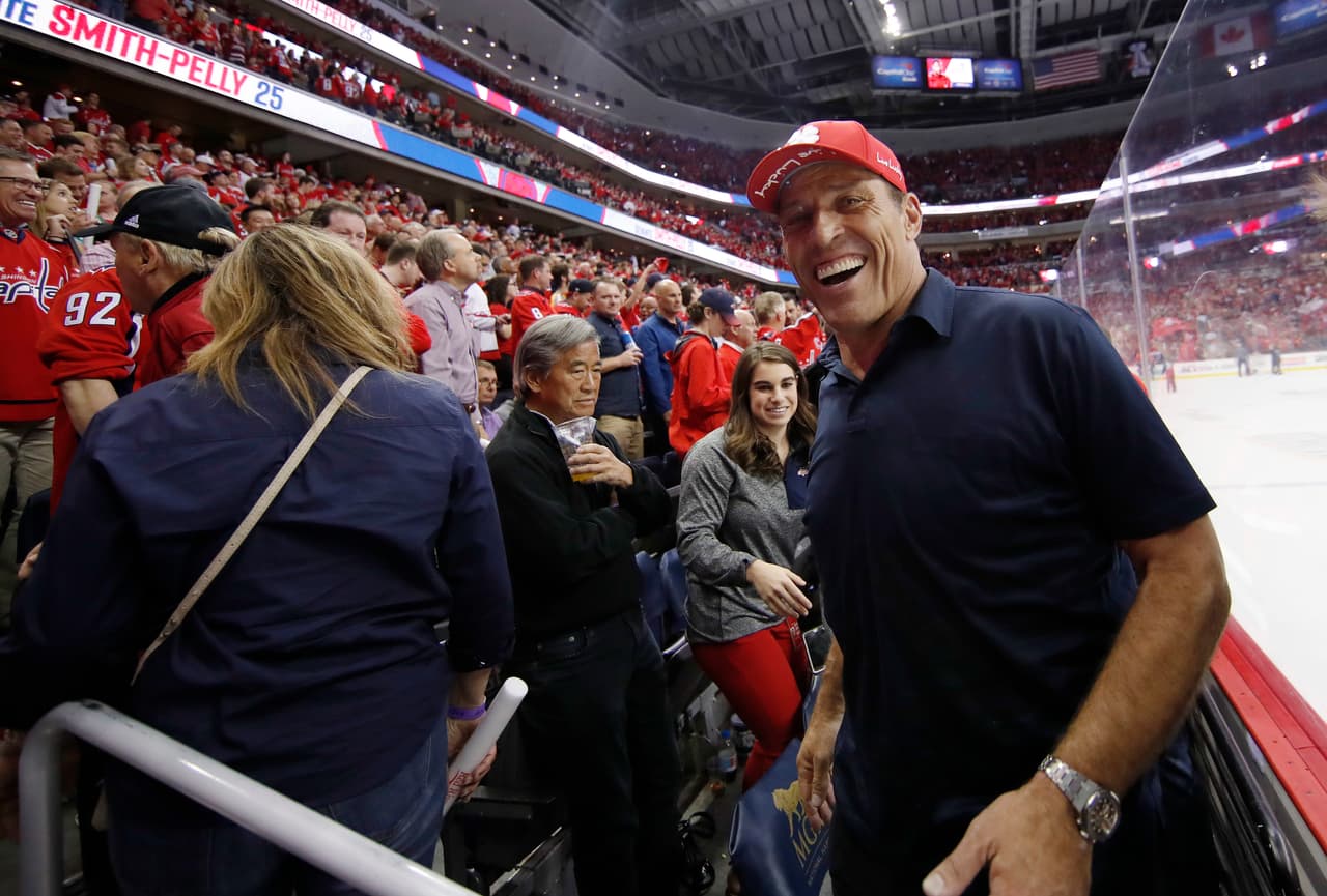 “Quienes los acusan de haber abusado de su posición deberían pensar en las miles de personas que él ha ayudado y ahí encontrarán una razón distinta a la que los llevó hablar así de él”, recomendó el doctor Navarrete a BuzzFeed.