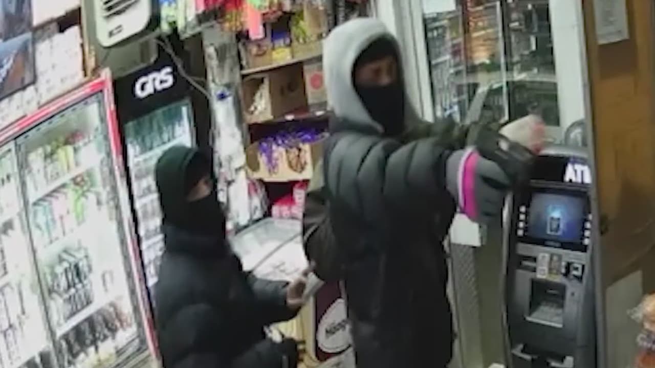 Asaltantes amenazaban con disparar al empleado durante el robo.