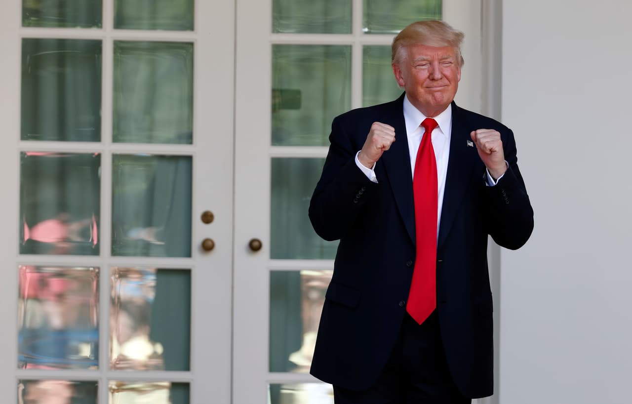 Esta es la conexión entre sacar a los transgéneros de las fuerzas armadas y el dinero para el muro con México