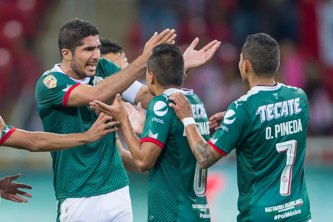 Los compañeros tuvieron que intervenir para evitar que el percance pasara a mayores, más con el antecedente previo del comportamiento del defensa.