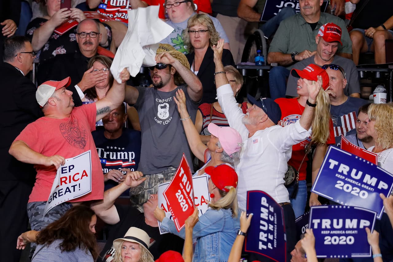 Una persona que protestó en el mitin de Trump en Cincinnati fue acosada por los seguidores del presidente y sacada del lugar.