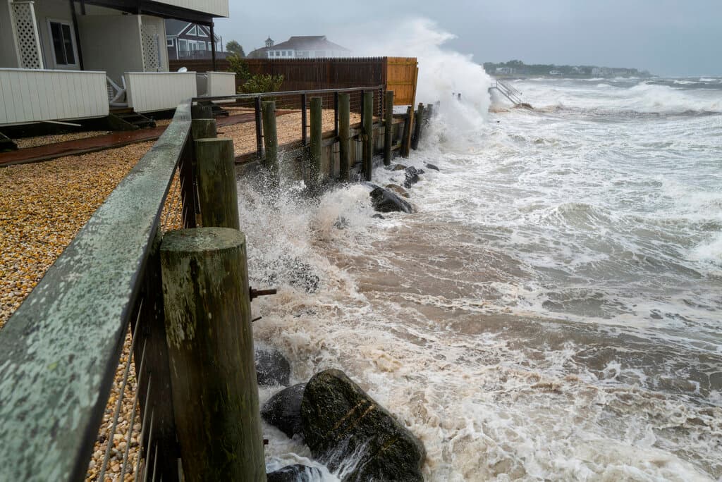 Varios puentes importantes en Rhode Island, que unen gran parte del estado, fueron cerrados brevemente este domingo y algunas carreteras costeras estaban casi intransitables.