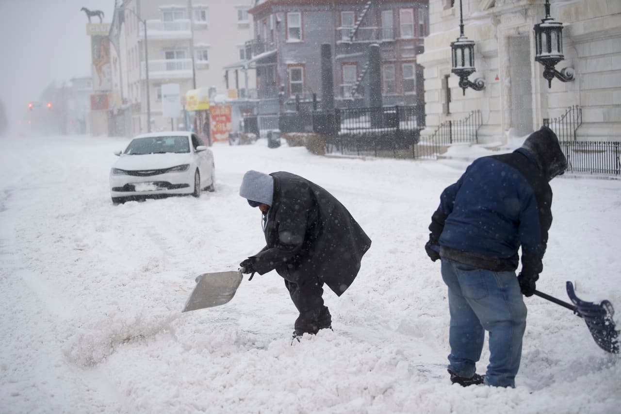 Las calles nevadas de Atlantic City, Nueva Jersey, son paleadas por sus residentes.