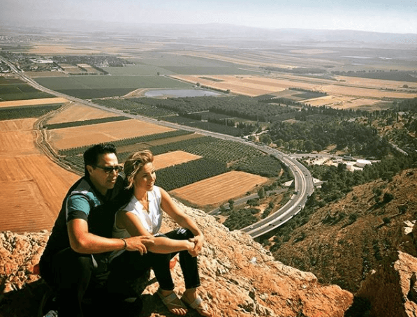 Al pie de esta imagen, la ahora cantante de música cristiana le escribió a Gustavo: "¿Qué es ser una buena esposa? Es ayudar a mi esposo a ser la mejor versión de sí mismo".