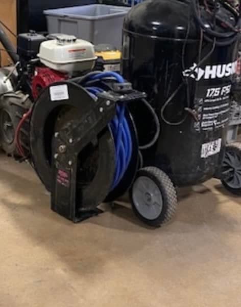 La lista con los objetos subastados podrá comprarse el día de la subasta por un dólar. Sólo se acepta efectivo y tarjetas de crédito. No se aceptarán tarjetas American Express.