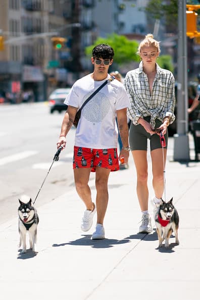 El cantante 
<b>Joe Jonas</b> y la estrella de ‘Game of Thrones’, 
<b>Sophie Turner</b>, sorprendieron a sus fans esta semana 
<b><a href="https://www.univision.com/famosos/joe-jonas-y-sophie-turner-se-casaron-en-las-vegas-en-una-boda-de-600-la-de-su-hermano-nick-costo-500-000-video" target="_blank">casándose, sin previo anuncio</a></b>, en Las Vegas.