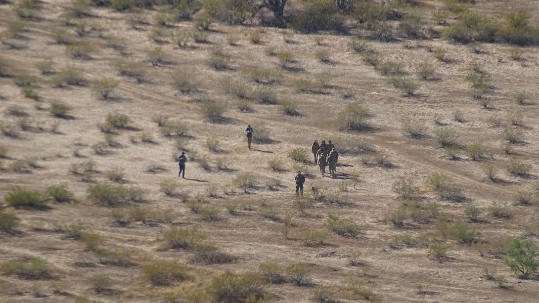 Agentes de la Patrulla Fronteriza intentaron detener un vehículo cerca de un puesto de control de inmigración. El vehículo finalmente se salió de la carretera y los ocupantes huyeron al desierto.