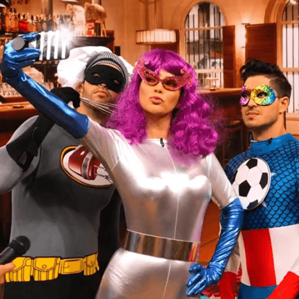 La Flash-Girl en acción, tomándose una poderosa 'selfie' con Bati-chef y Gol-Man.