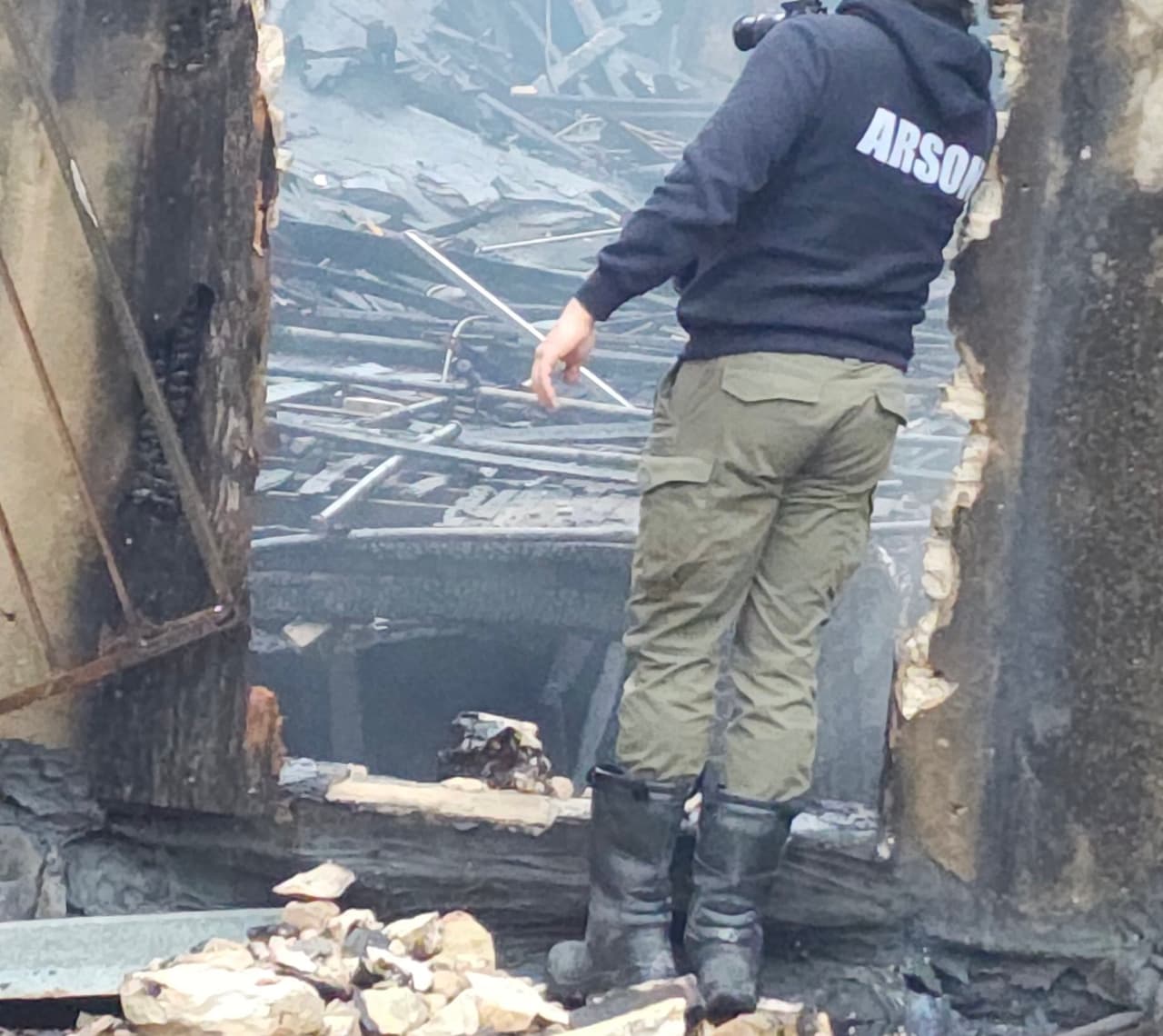 Bomberos continúan en la escena para investigar la causa del fuego.