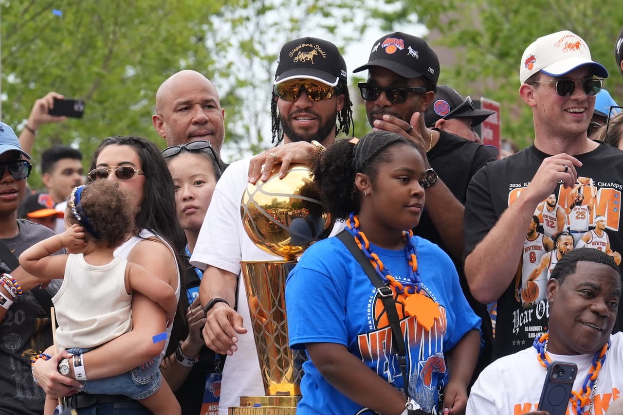 En otra carroza
<b>, Jalen Brunson compartió la celebración con el cineasta Spike Lee,</b> el fanático más icónico del equipo. Lee aseguró que jamás había asistido a un desfile y que no podía imaginar un mejor momento para hacerlo.