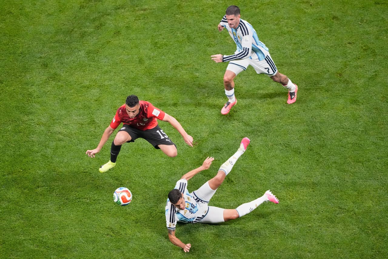 Karim Hafez (15) de Egipto esquiva una entrada de Nahuel Molina (26) de Argentina durante el partido de octavos de final de la Copa Mundial entre Argentina y Egipto en Atlanta, el martes 7 de julio de 2026.