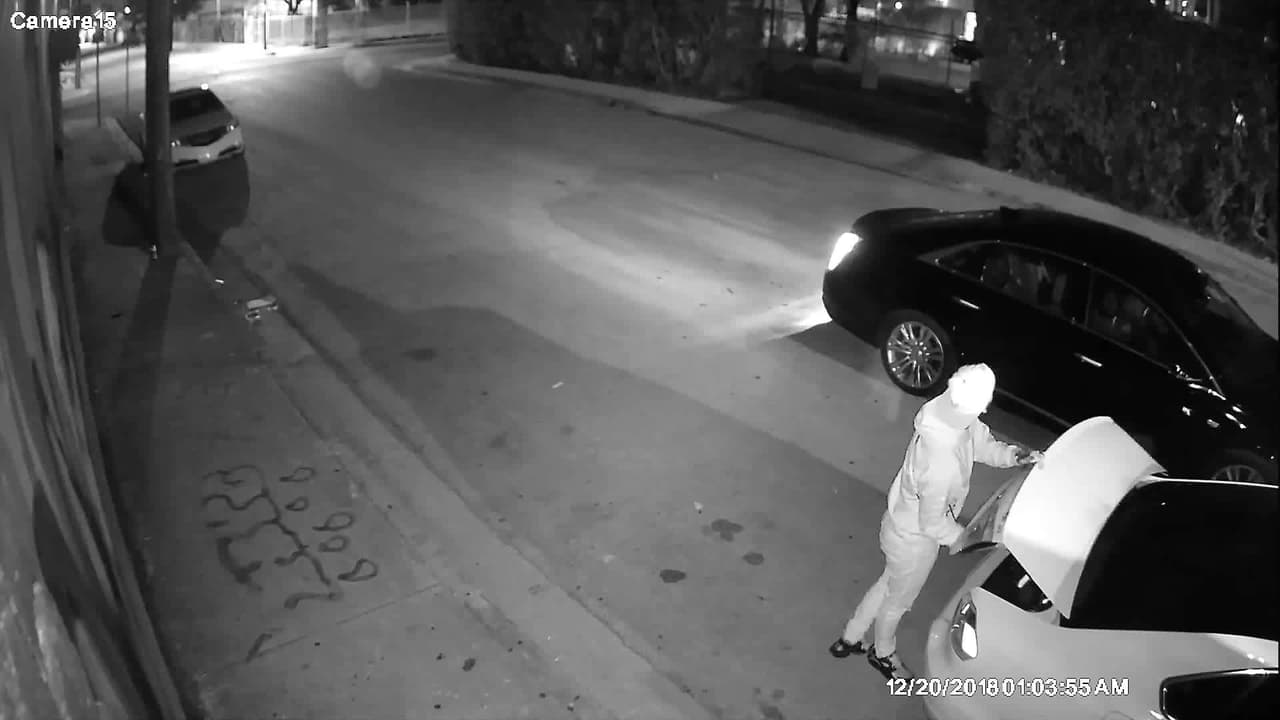 Roban a un hombre a punta de pistola mientras cargaba sus pertenencias en su vehículo