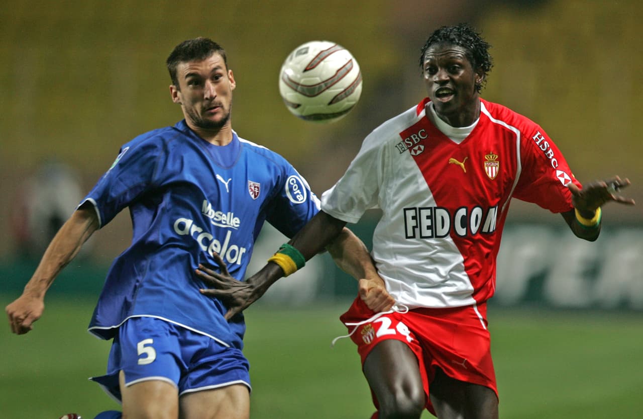 Tras debutar con el Metz, Emmanuel Adebayor fue fichado por el Mónaco en el 2003 y allí se quedó por tres años. De allí se fue al Arsenal y siguió una buena carrera en el fútbol inglés.