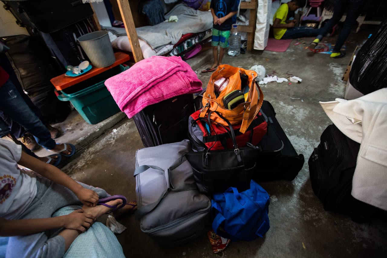 En la imagen, las maletas y bolsas de la familia Mejía. 
<b>Se llevan más cosas de las que trajeron de Guatemala,</b> reconoce la madre. Entre ellas, algunos regalos que recibieron de otros inmigrantes en el albergue.