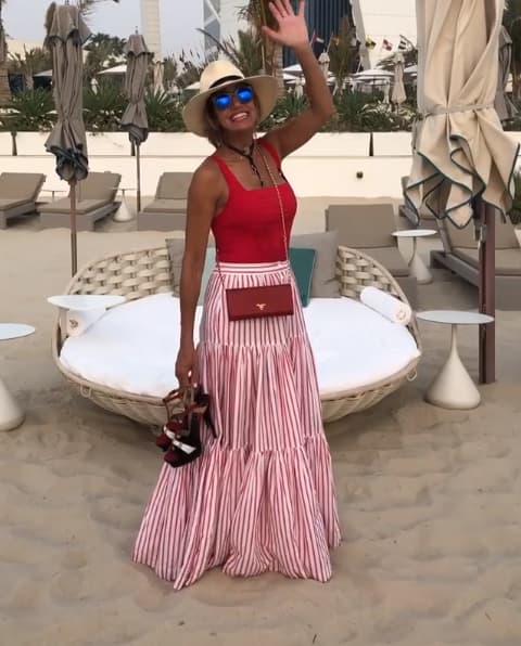 Lili luce impecable en sus fotografías con ropa ligera para la playa, las faldas largas y los sombreros son parte esencial de sus atuendos.