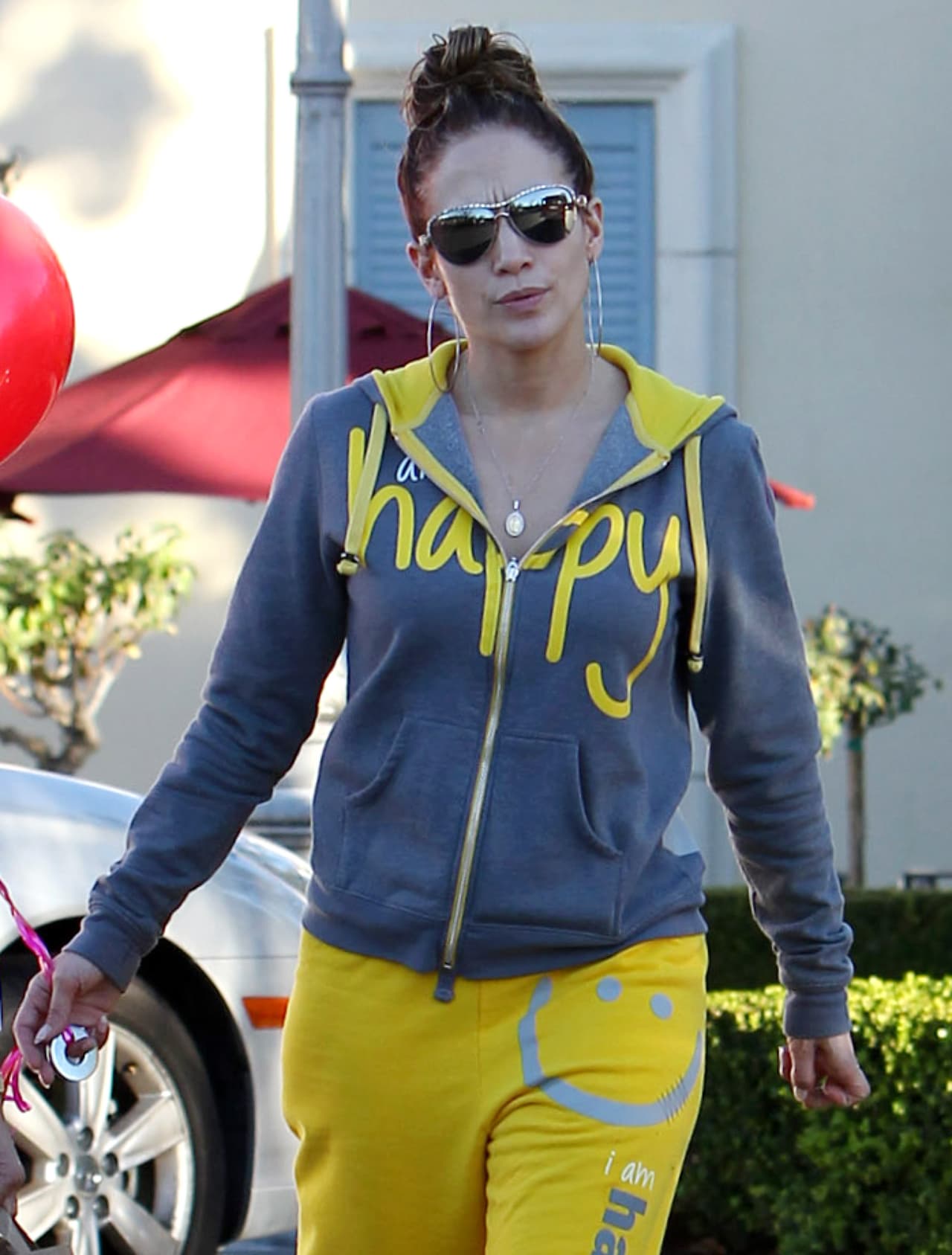 Jenni sabe engañar a los paparazzi. En cuanto los ve, se pone sus lentes oscuros.