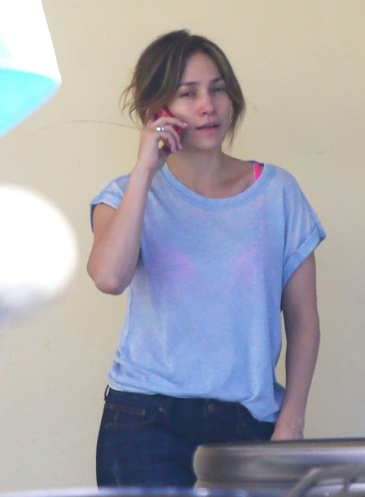 Se ha reportado que para combatir las arrugas, trata de dormir ocho horas seguidas.