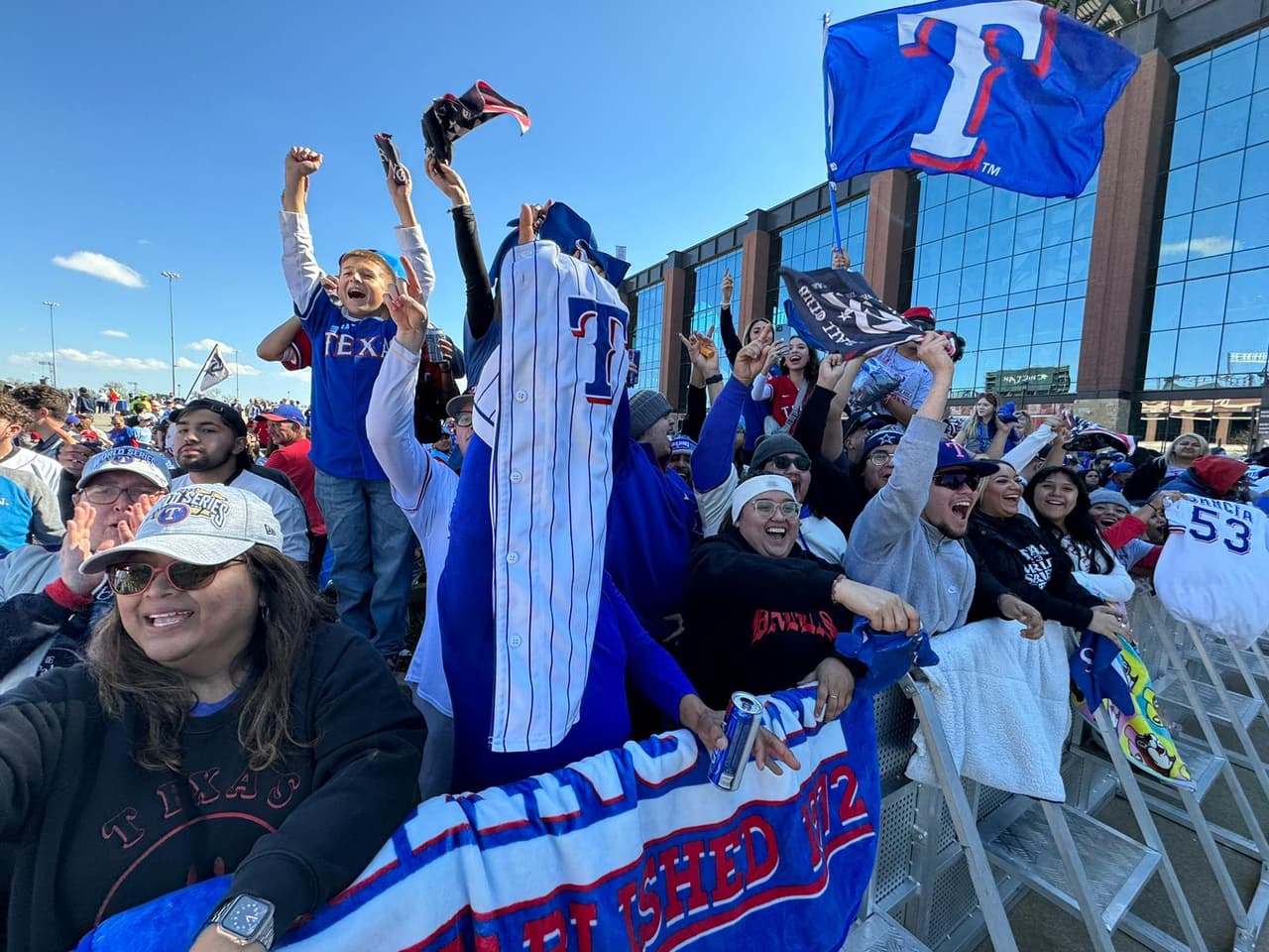 Muchos niños y estudiantes no fueron a clases este viernes 3 de noviembre para disfrutar del desfile de los Texas Rangers.