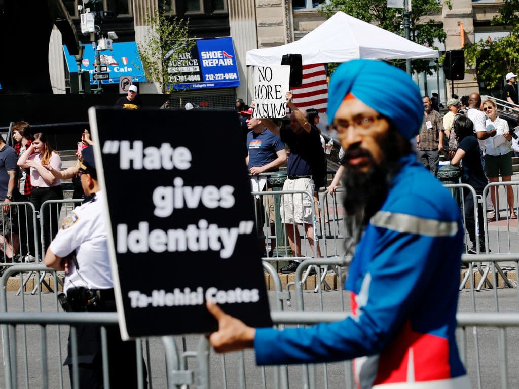 Un detalle de la protesta contra la Sharia y la contraprotesta en Nueva York
