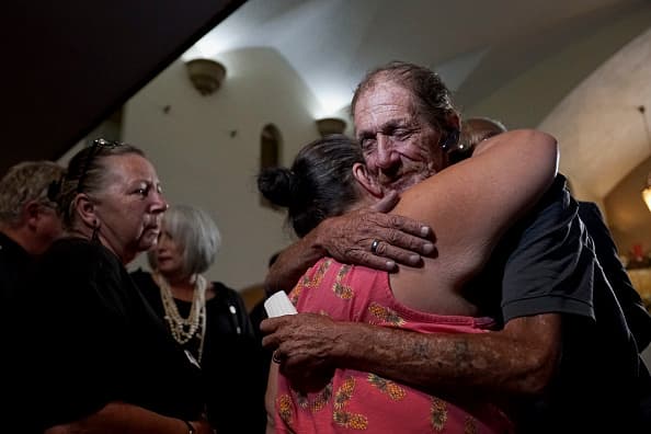 <b>Orden número 6: </b>El Departamento de Seguridad Pública trabajará con las fuerzas del orden locales, los profesionales de la salud mental, los distritos escolares y otros para crear equipos multidisciplinarios de evaluación de amenazas para cada una de sus regiones y, cuando corresponda, se coordinará con socios federales.