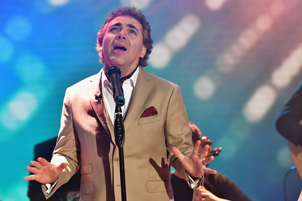 <b>Cristian Castro</b>, hijo de Verónica Castro y Manuelo ‘loco’ Valdéz, y essobrino de los también actores
<b>Ramón Valdes (Don Ramon)</b> y de
<b>Tin Tan</b>.
<br>