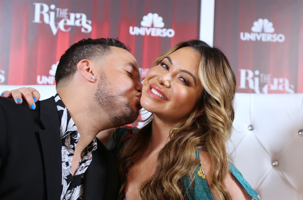 "La verdad,
<b><a href="https://www.univision.com/shows/el-break-de-las-7/chiquis-rivera-recuerda-el-post-que-le-causo-mas-problemas-con-lorenzo-y-que-tuvo-que-borrar-video" target="_blank">estamos tomándonos un espacio</a> </b>con respeto, hay cariño y amor y estamos casados", explicó.
<br>