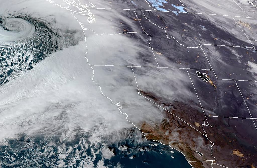 La precipitación acumulada de ambas tormentas esta semana, desde el norte de California hasta el suroeste de Oregón, oscilará entre 20 y 30 centímetros, con una precipitación máxima de 50 centímetros.