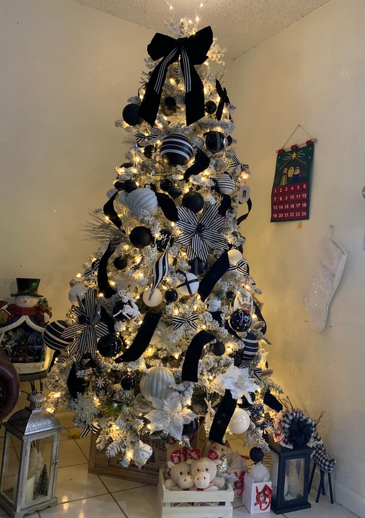 Con tonos negros y blancos, el árbol navideño de Viry Valenzuela luce único.