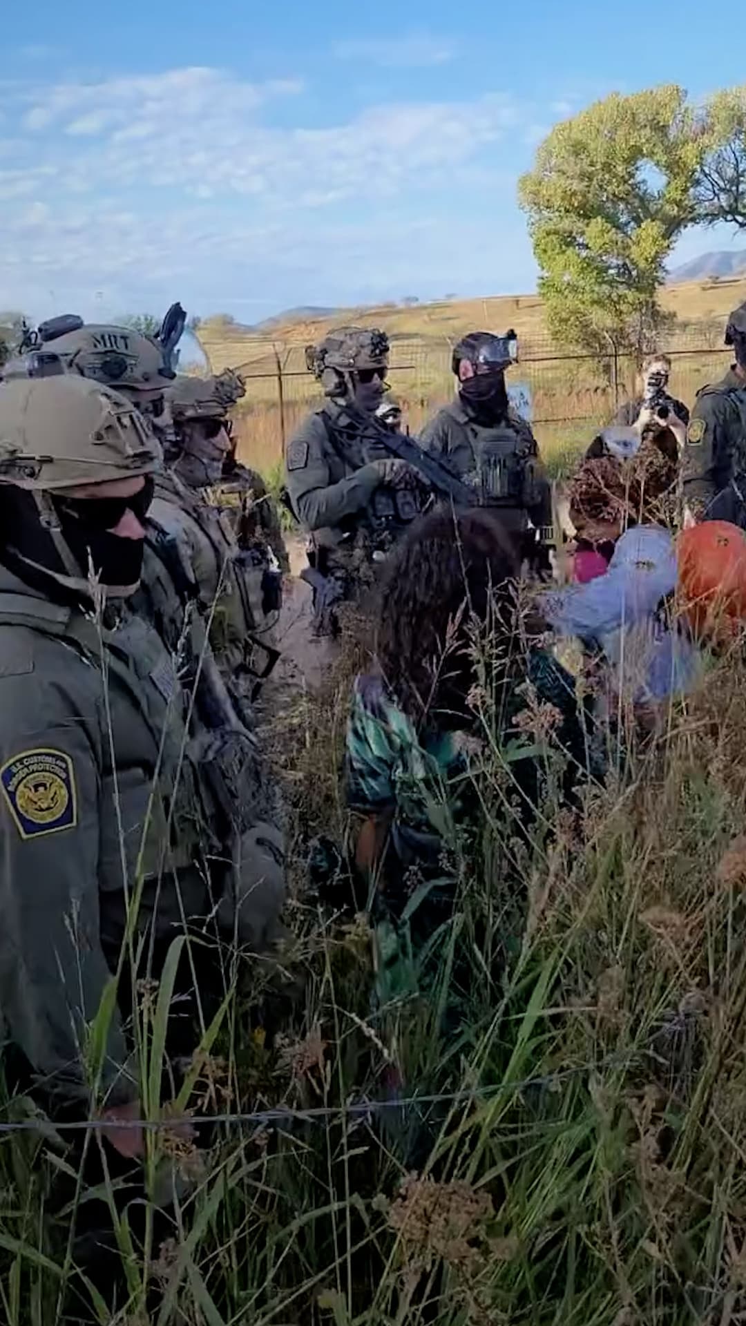 La patrulla fronteriza retira a ambientalistas por la fuerza