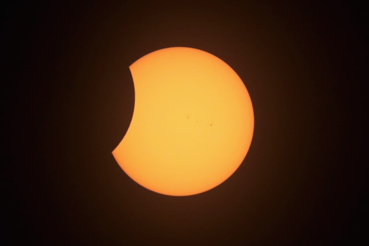 Astrológicamente los eclipses siempre tienen una gran relevancia, sobre todo en los signos en los cuales incide, en este caso Leo y Virgo en tránsito, por ser en ellos donde está sucediendo el fenómeno, también Cáncer por tratarse de un aspecto de la Luna, regente de este signo, y los opuestos Acuario y Piscis.