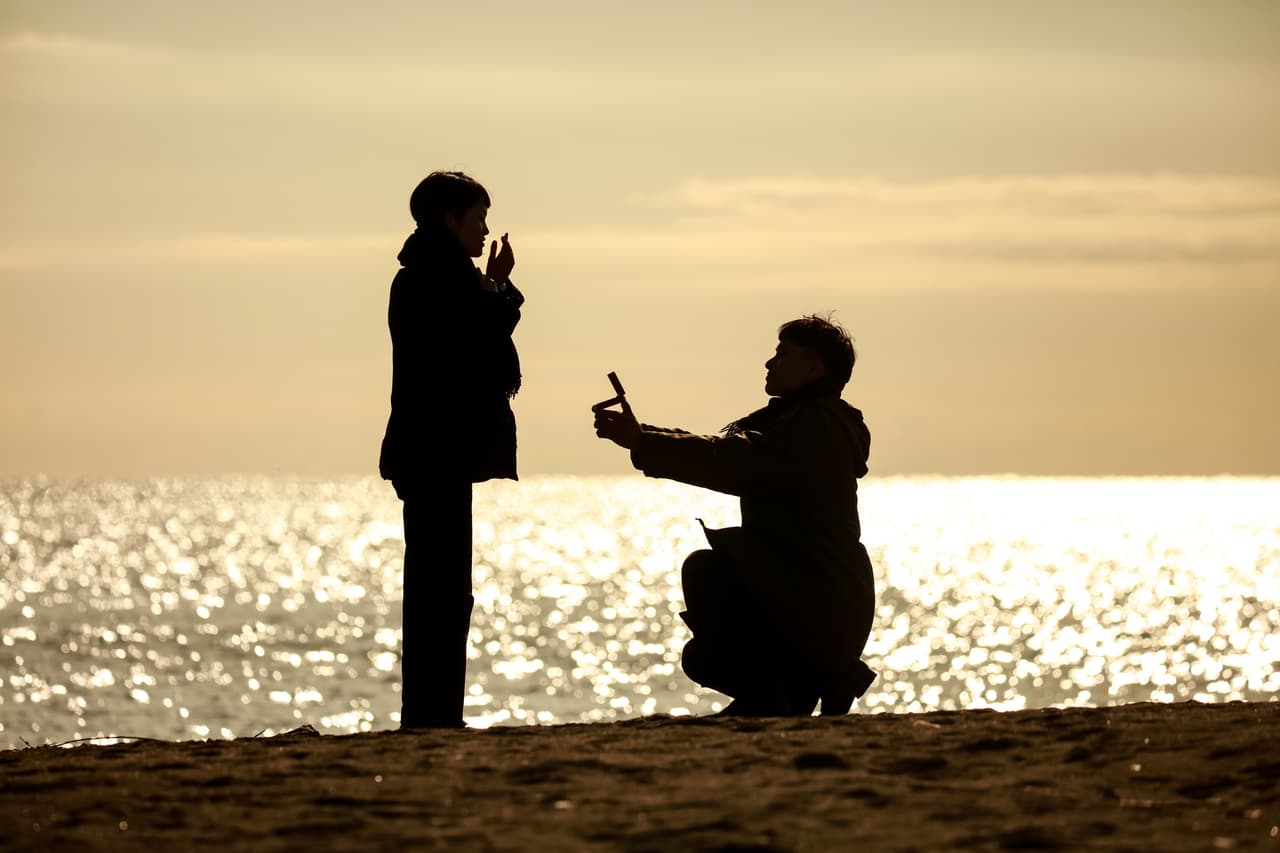 "Para el amor no hay edad": un joven se hace viral tras pedirle matrimonio a su novia, quien es 57 años mayor que él 