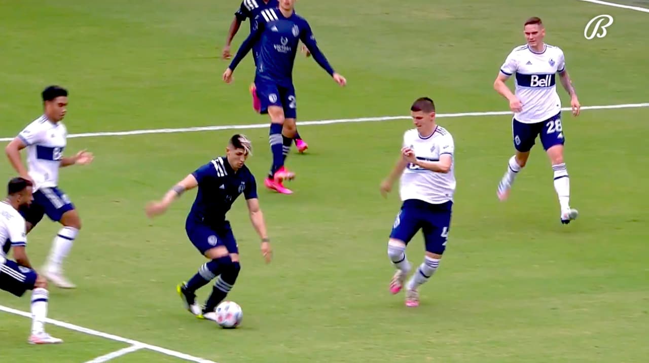 ¡Doblete! Alan Pulido selló el 3-0 con un derechazo de alarido