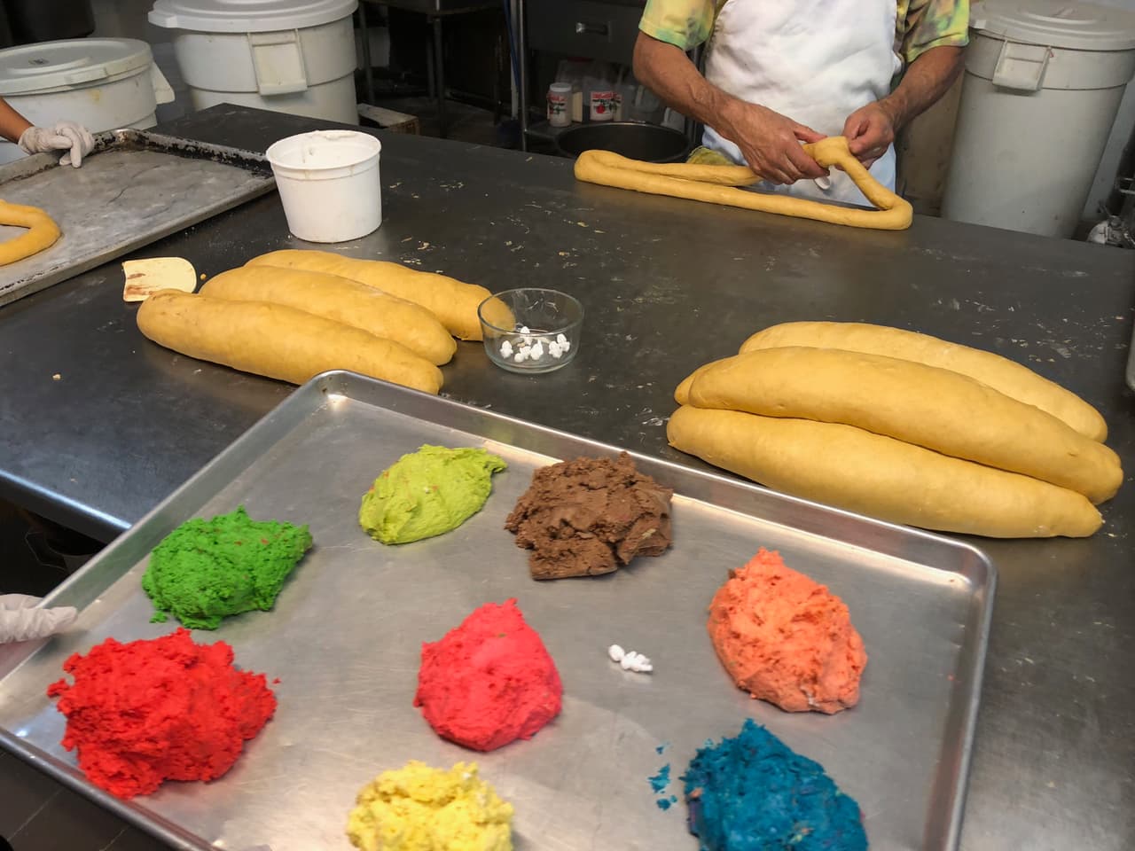 Los panes listos para armar junto al dulce para la decoración.