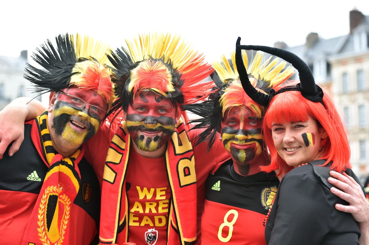 Los fans de Bélgica y Gales desbordaron la pasión en el Estadio de Lille durante los cuartos de final de la Eurocopa. Checa la vibra que lanzaron a sus equipos.