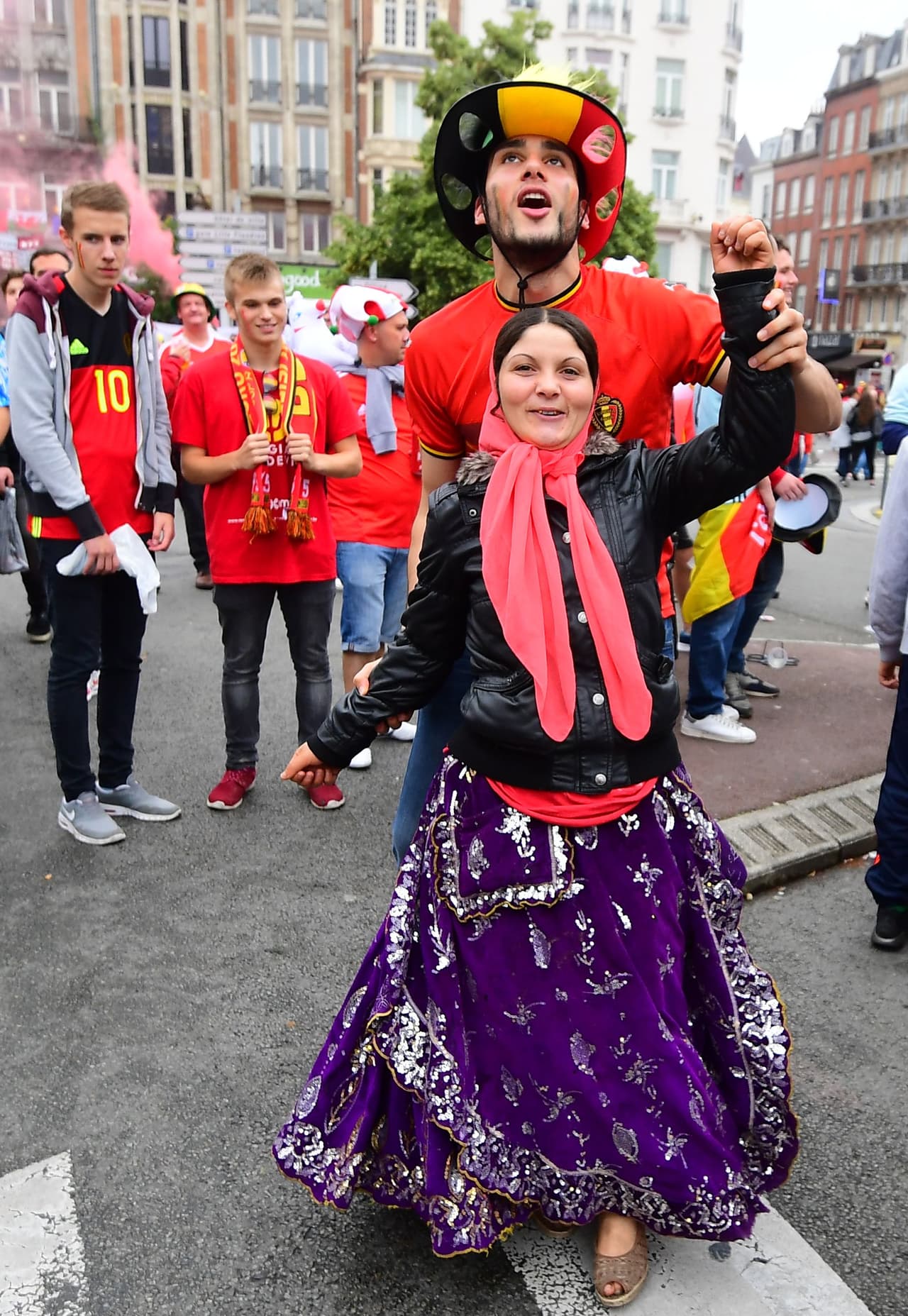 Los fans de Bélgica y Gales desbordaron la pasión en el Estadio de Lille durante los cuartos de final de la Eurocopa. Checa la vibra que lanzaron a sus equipos.