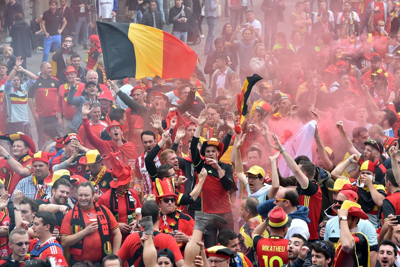 Los fans de Bélgica y Gales desbordaron la pasión en el Estadio de Lille durante los cuartos de final de la Eurocopa. Checa la vibra que lanzaron a sus equipos.